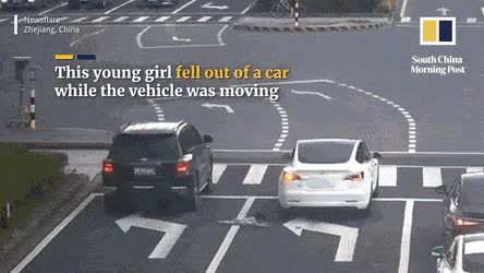 차 뒷유리에서 도로로 떨어진 아이