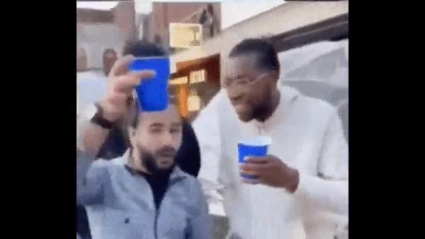 친구를 깜짝 놀라게 하는 마술사