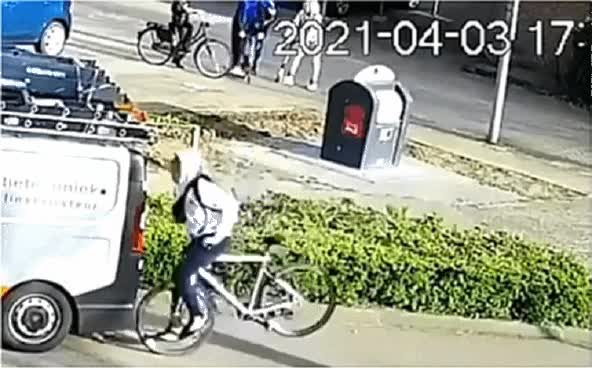 스마트폰 보면서 자전거 타면?